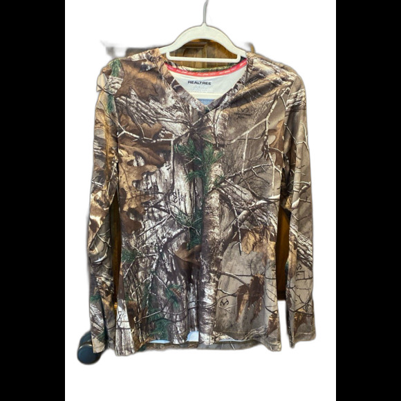 Realtree Camo Top Woman’s Long Sleeve Pullover V Neck Sz Medium Hunting Archery - Picture 1 of 12